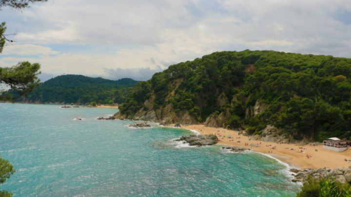 Mexicana intenta tomarse foto y muere al desbarrancarse de 40 metros en Girona