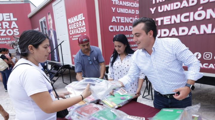 Manuel Guerra Cavazos entrega útiles escolares a vecinos de García