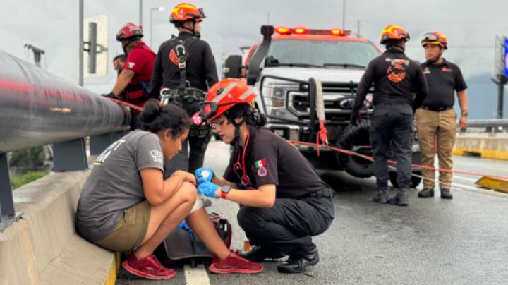 Rescatan a 2 personas en el lecho del río Santa Catarina, en Monterrey