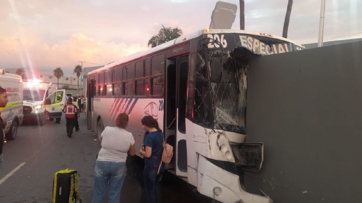 Choca camión de personal en Guadalupe y deja varios lesionados