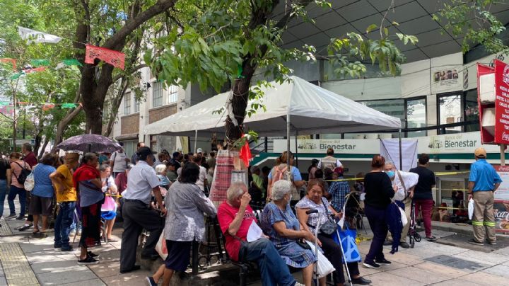 Adultos mayores abarrotan el Banco Bienestar para cobrar su pensión