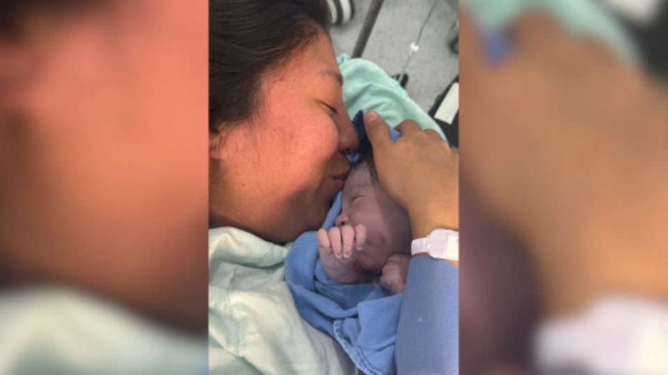 La bebé Gwen y su mamá Wendy en el momento de su nacimiento este 1 de enero de 2025.