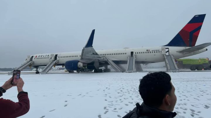 Pasajeros desalojan avión en la nieve tras falla en Atlanta; hay 4 lesionados