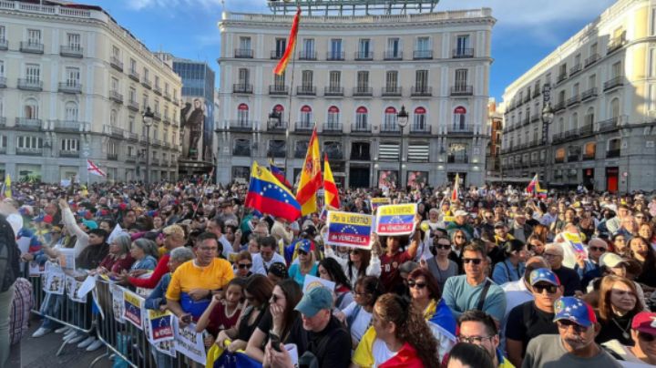 Venezolanos en el exterior protestan contra investidura de Maduro