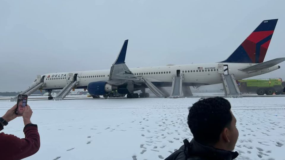 Vuelo Delta desalojado tras falla en los motores del avión