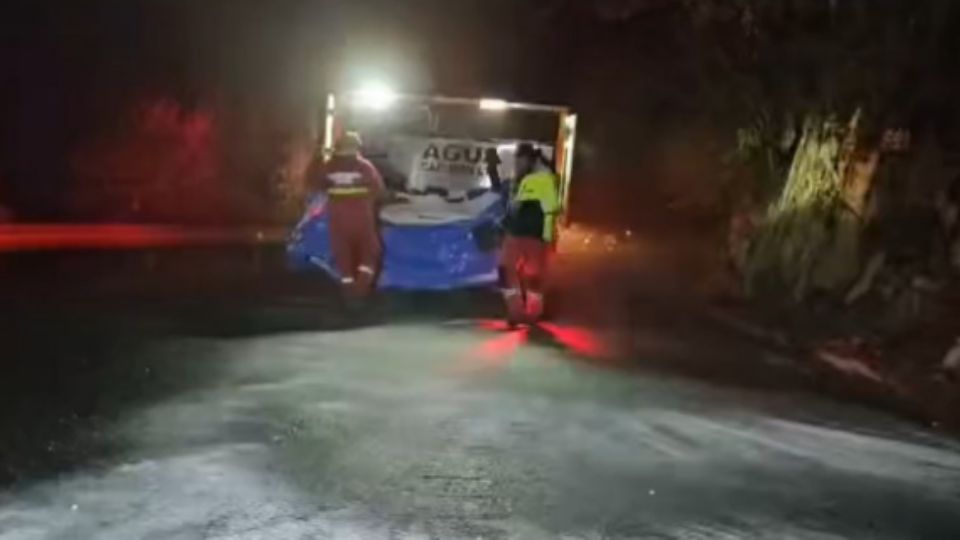 Protección Civil de Santiago cerró la carretera El Cercado-Laguna de Sánchez por la presencia de hielo y espesa neblina.