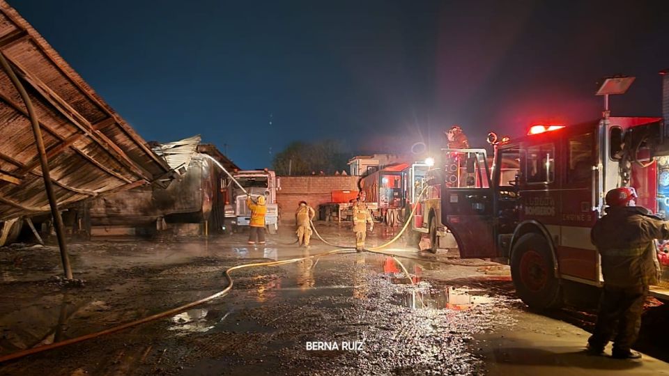 Incendio en bodega en bodega de tráileres en Allende.
