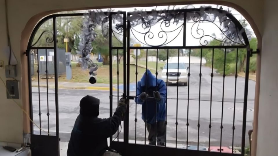 Reparan el porton de la casa que fue chocada por una patrulla en San Nicolás.