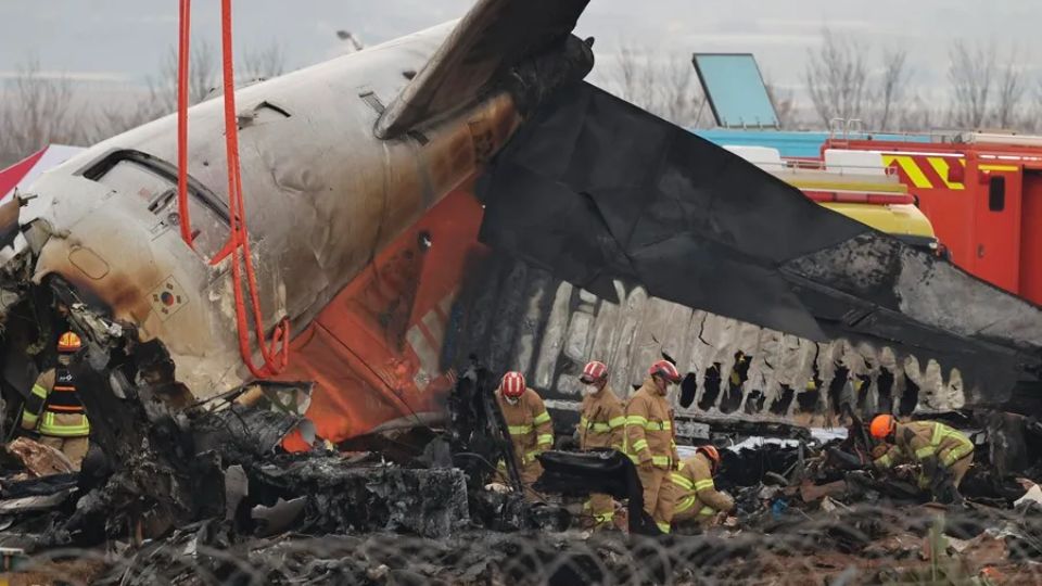 Las cajas negras del avión de Jeju Air dejaron de grabar 4 minutos antes del accidente.