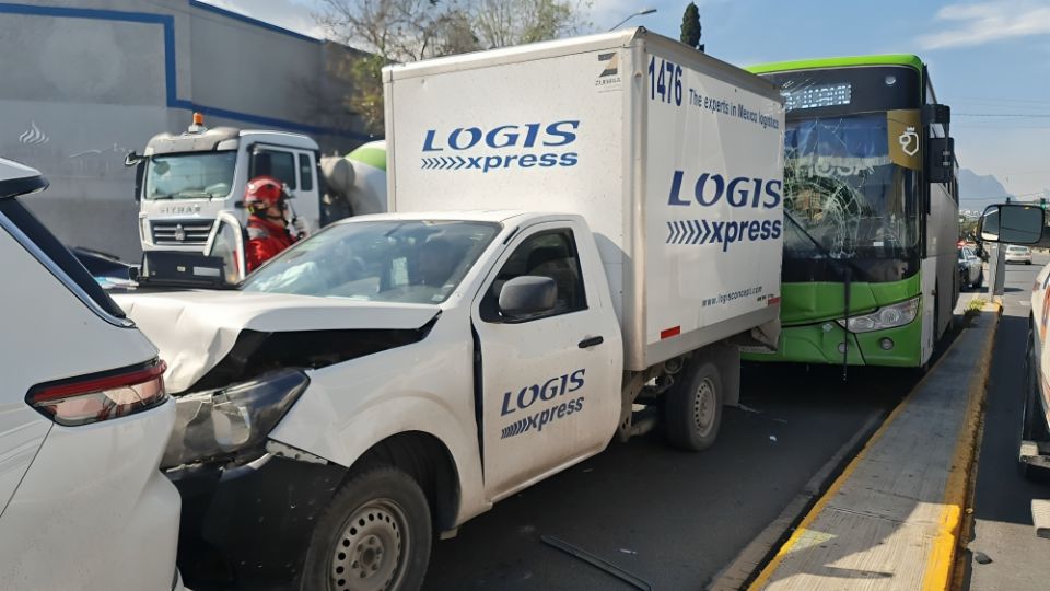 Transporte público provoca un choque múltiple en San Pedro.