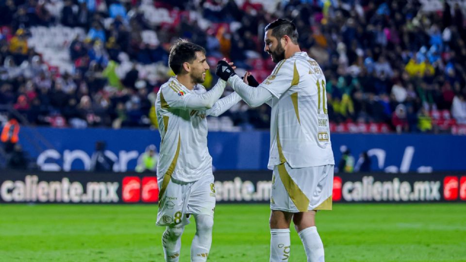 Fernando Gorriarán celebra su anotación con André-pierre Gignac en el triunfo de Tigres sobre San Luis en la Jornada 1 del Clausura 2025