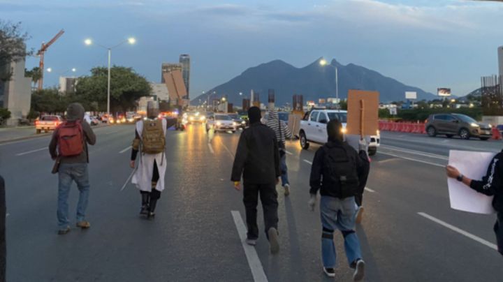 Bloquean avenidas en contra del aumento en la tarifa de camiones de NL