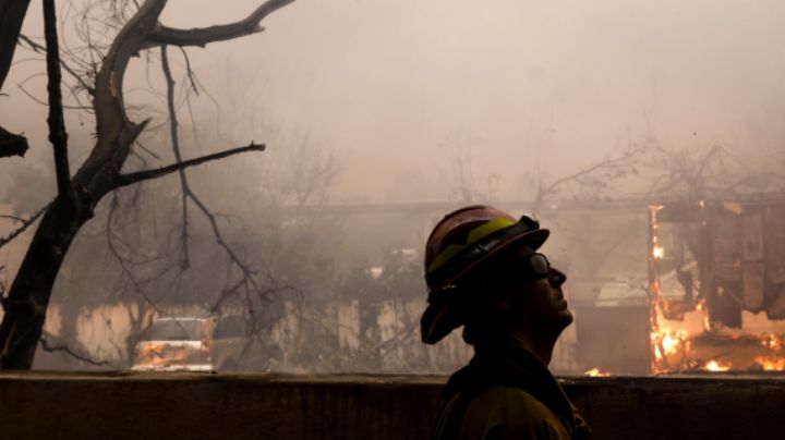 Cientos de presos arriesgan sus vidas en combate a incendios de Los Ángeles