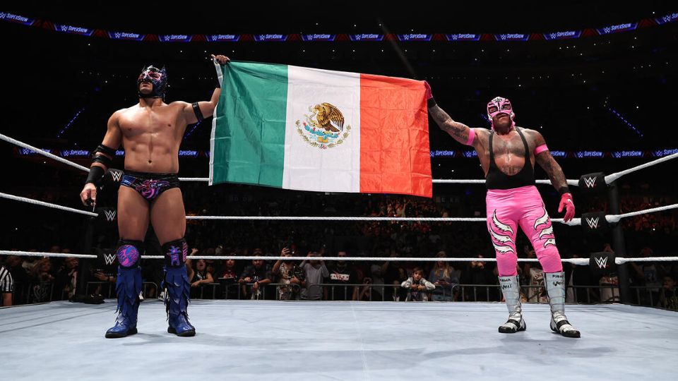 Dragon Lee y Rey Mysterio en un evento de WWE en México | WWE