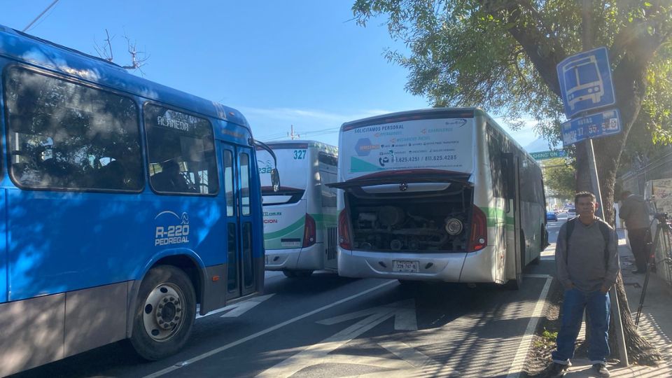 Percance vial entre camiones en el centro de Monterrey