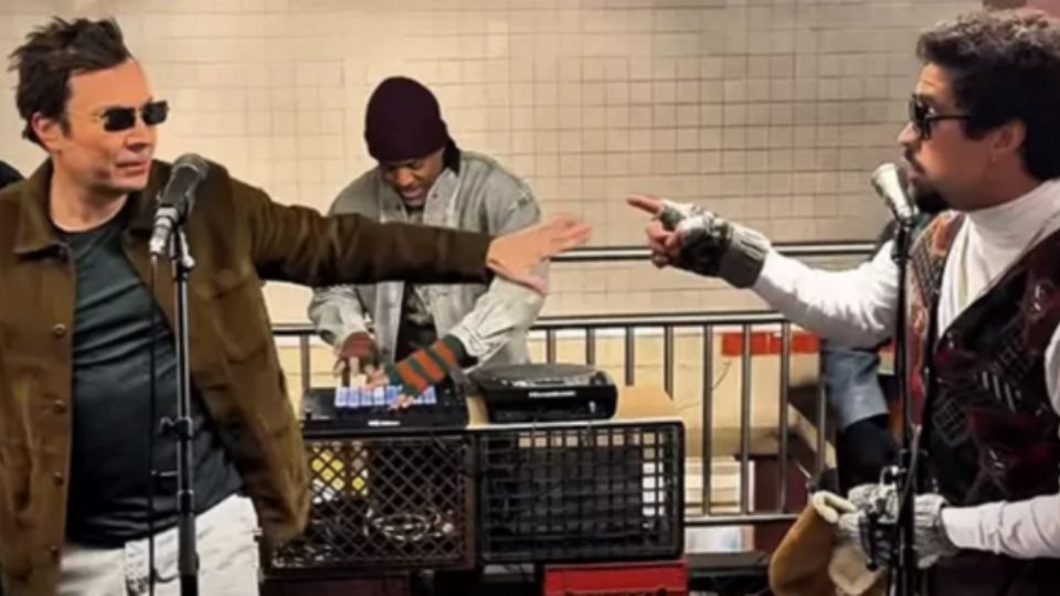 Bad Bunny junto a Jimmy Fallon en el Metro de Nueva York