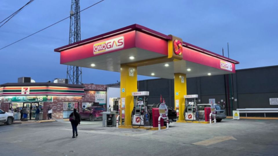 La gasolinera de OXXO GAS ubicada en la calle Río Pilón #612, de la colonia Pueblo Nuevo, en Apodaca, estaba cobrando $4.89 por encima del promedio nacional por litro de gasolina regular.