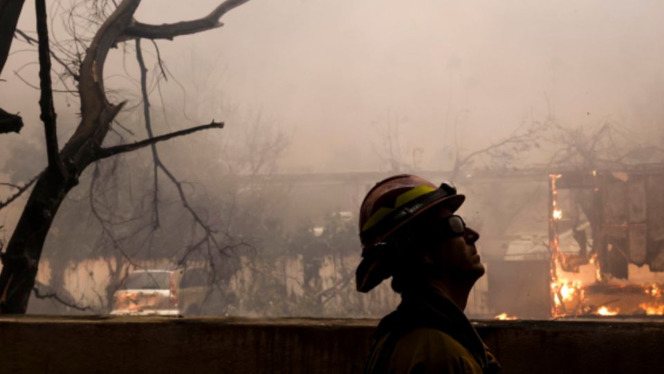 Presidiarios de California apoyan hasta por 48 horas en el combate a los incendios de Los Ángeles por un sueldo muy por abajo del salario mínimo, lo que ha generado críticas a las autoridades.