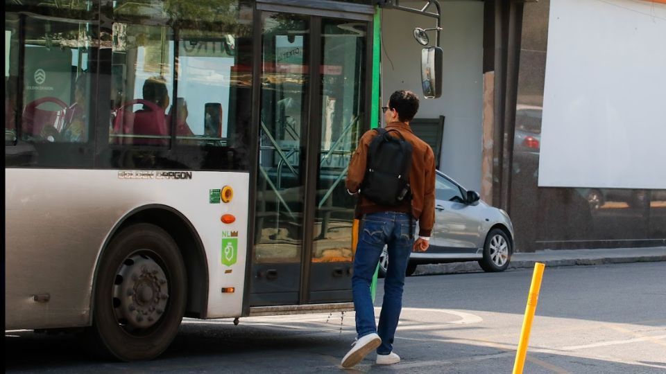 Usuario sube a camión urbano