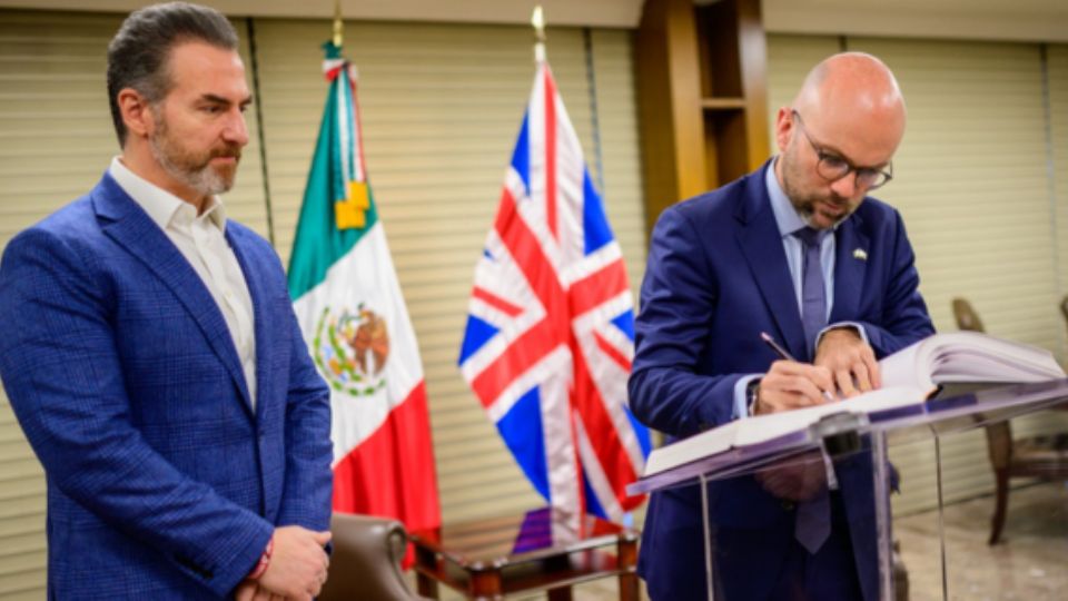 Adrián de la Garza y Joe Aragón, Cónsul General Británico.