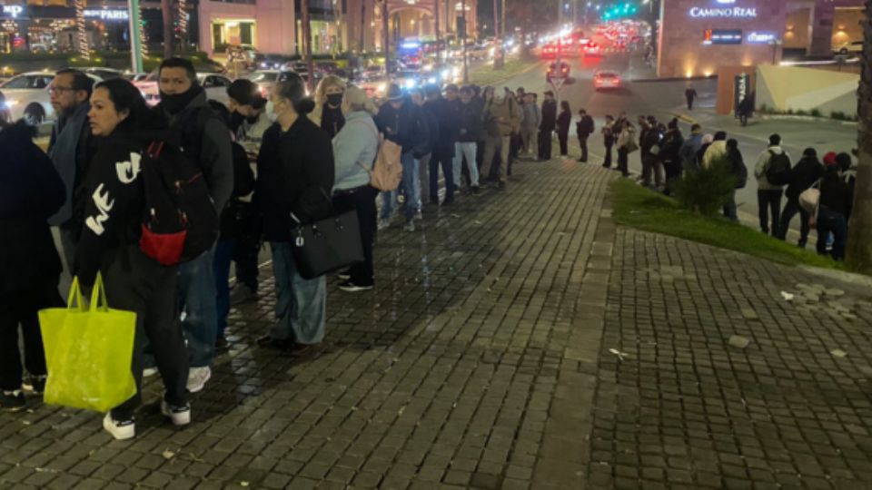 Personas en espera del camión en San Pedro.