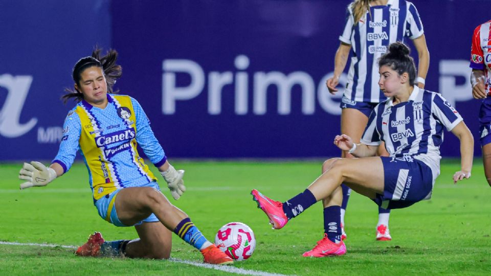 Lucía García, jugadora de Rayadas, no logra definir en el partido ante San Luis en la Jornada 3 del Clausura 2025