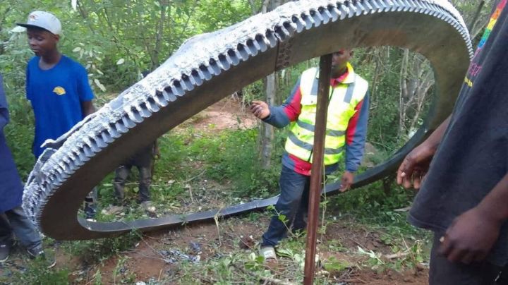 Misterio en África: Cae artefacto metálico de 500 kilos cuyo origen es desconocido