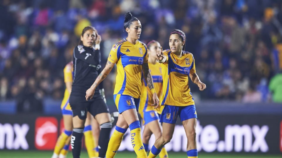 Jacqueline Ovalle y Jennifer Hermoso dialogan durante el partido entre Tigres Femenil y Atlas en el Estadio Universitario