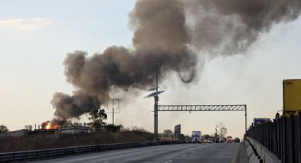 Incendio consume bodega y afecta la circulación de la autopista México-Querétaro