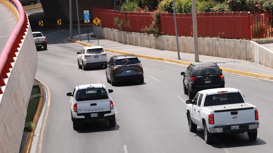 Vehículos circulando en Monterrey