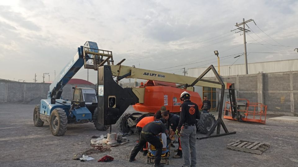 Trabajador resulta lesionado por la caída de una estructura metálica.