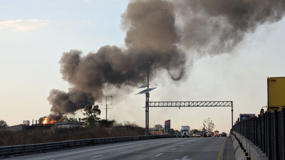 Bodega se incendia cerca de la autopista México - Querétaro.