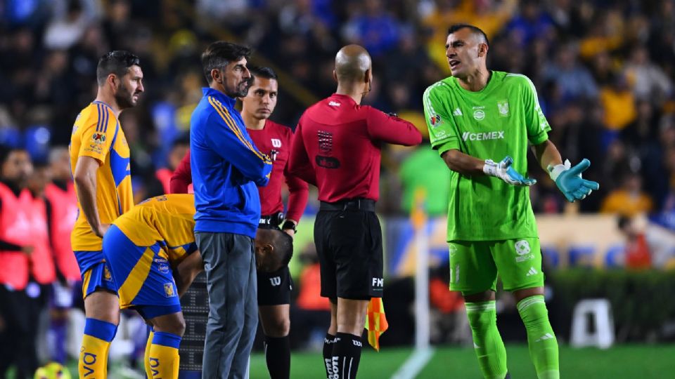 Momentos antes del ingreso de Gignac y Carioca al partido entre Tigres y Mazatlán