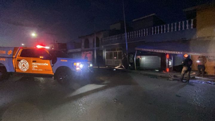 Choque contra local en Monterrey termina en volcadura y deja cuatro lesionados