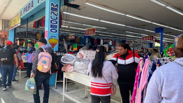 Regios se preparan para el frente frío con compras de ropa térmica