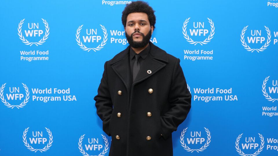 The Weeknd dona 1 millón de dolares a bomberos y residentes de Los Ángeles.