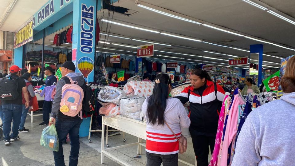 Personas acuden a tiendas a comprar ropa térmica por el frente frío número 24.