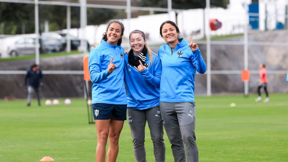 Diana García, Katty Martínez y Rebeca Bernal en un entrenamiento de Rayadas