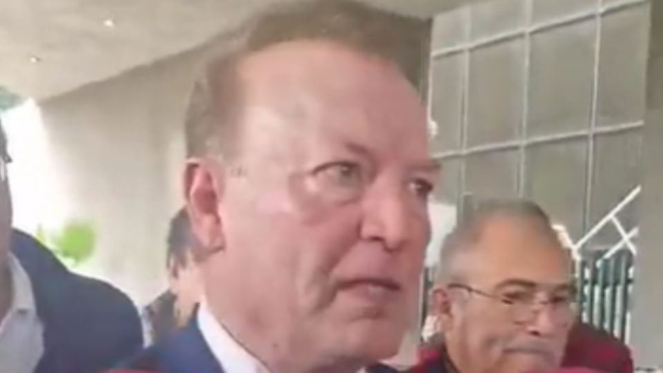 El activista derechista, Gilberto Lozano, inició la colecta de firmas para independizar a Nuevo León del resto de México, al considerar injusto el Pacto Federal.