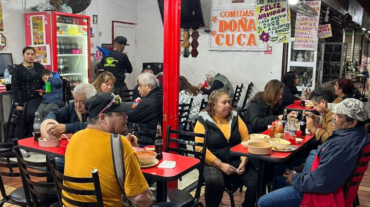 ‘Madrugan’ regios para comer menudo el primer día del 2025