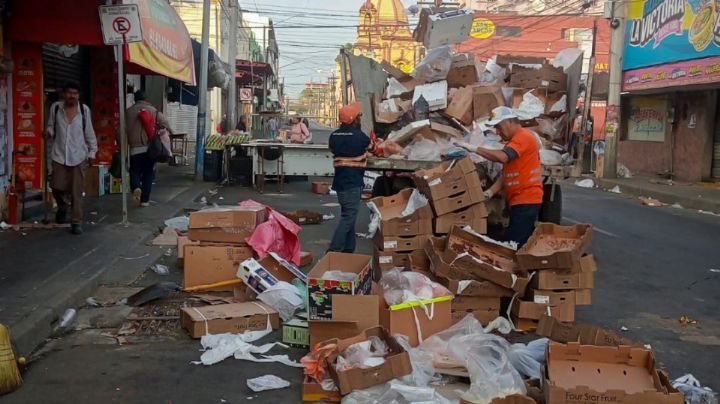 Tras fiesta de Año Nuevo, recogen 22 toneladas de basura en el centro de Monterrey