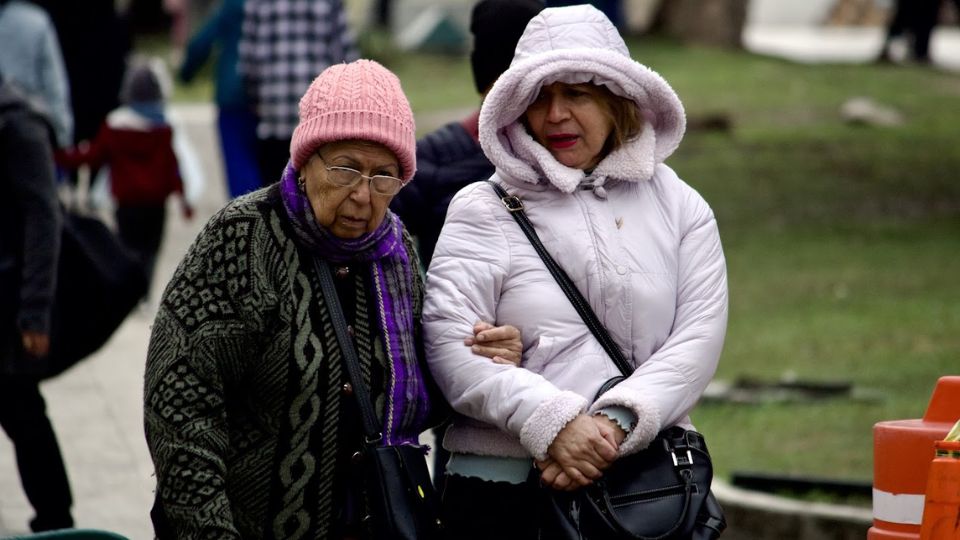 Mujeres caminan con ropa de invierno en Monterrey | Leo Aguirre / ABC Noticias