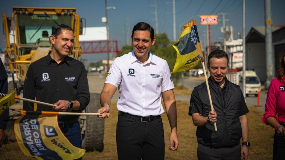 César Garza Arredondo (centro) inaugura obra | Facebook / Gobierno de Apodaca 
