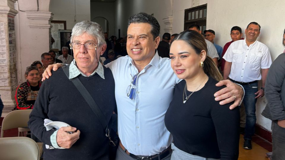 Eduardo Abraham Gattas (centro) supervisa pago del predial en Ciudad Victoria