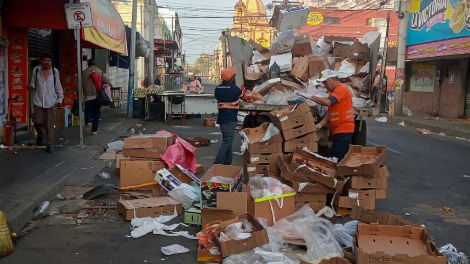 Recolección de basura en el centro de Monterrey