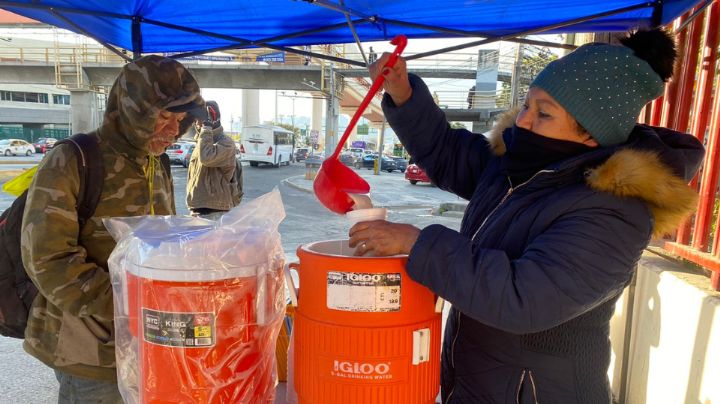 Clima frío motiva a vendedores de café y avena de Monterrey