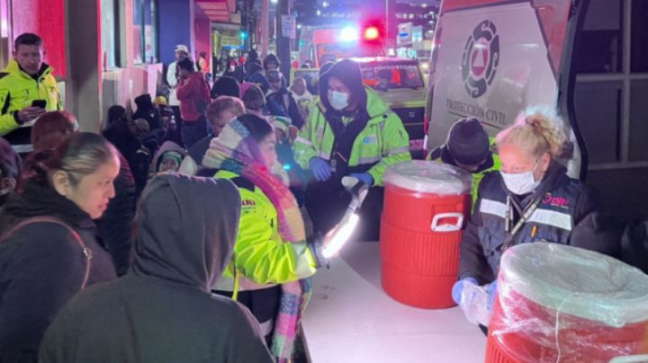 Entregan cobijas y chocolate caliente a personas vulnerables en el centro de Monterrey