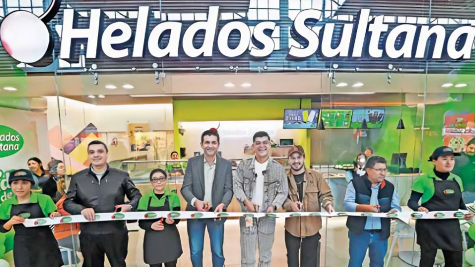 En el corte de listón participaron el equipo comercial de Helados Sultana e invitados especiales