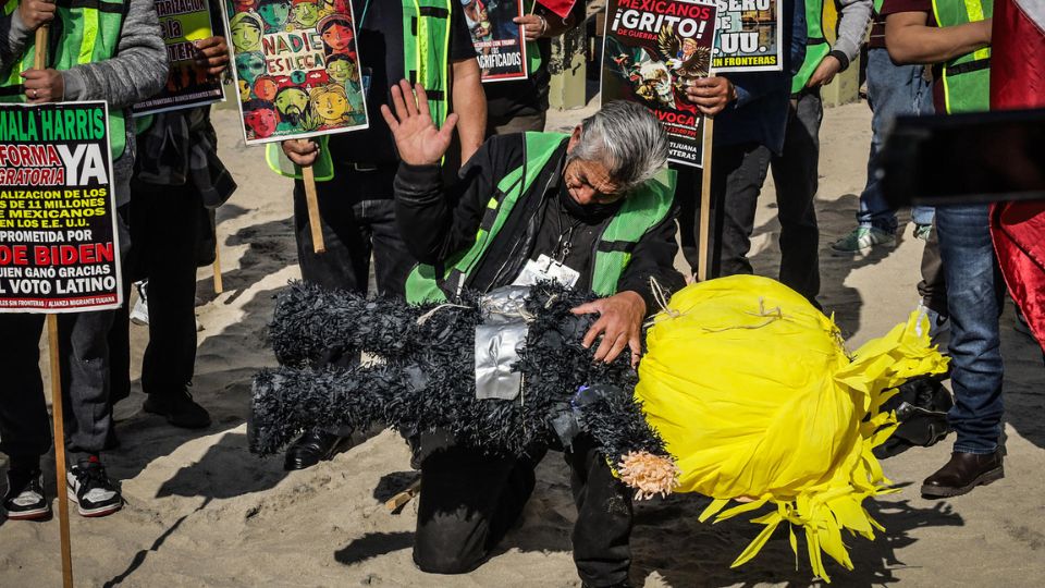 Varias personas protestan este domingo frente al muro fronterizo entre México y Estados Unidos, en Tijuana | EFE/ Joebeth Terríquez