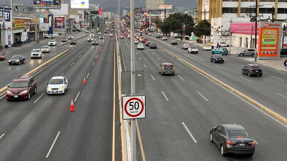 Los conos naranjas delimitan el carril de contraflujo